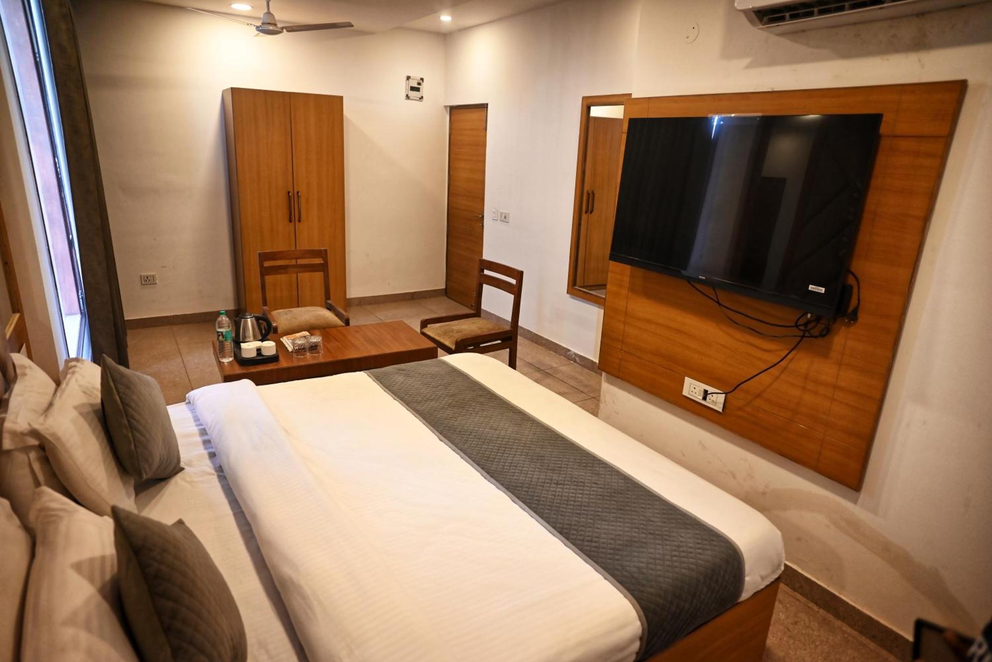 Hotel Lake View Chandigarh Exterior photo