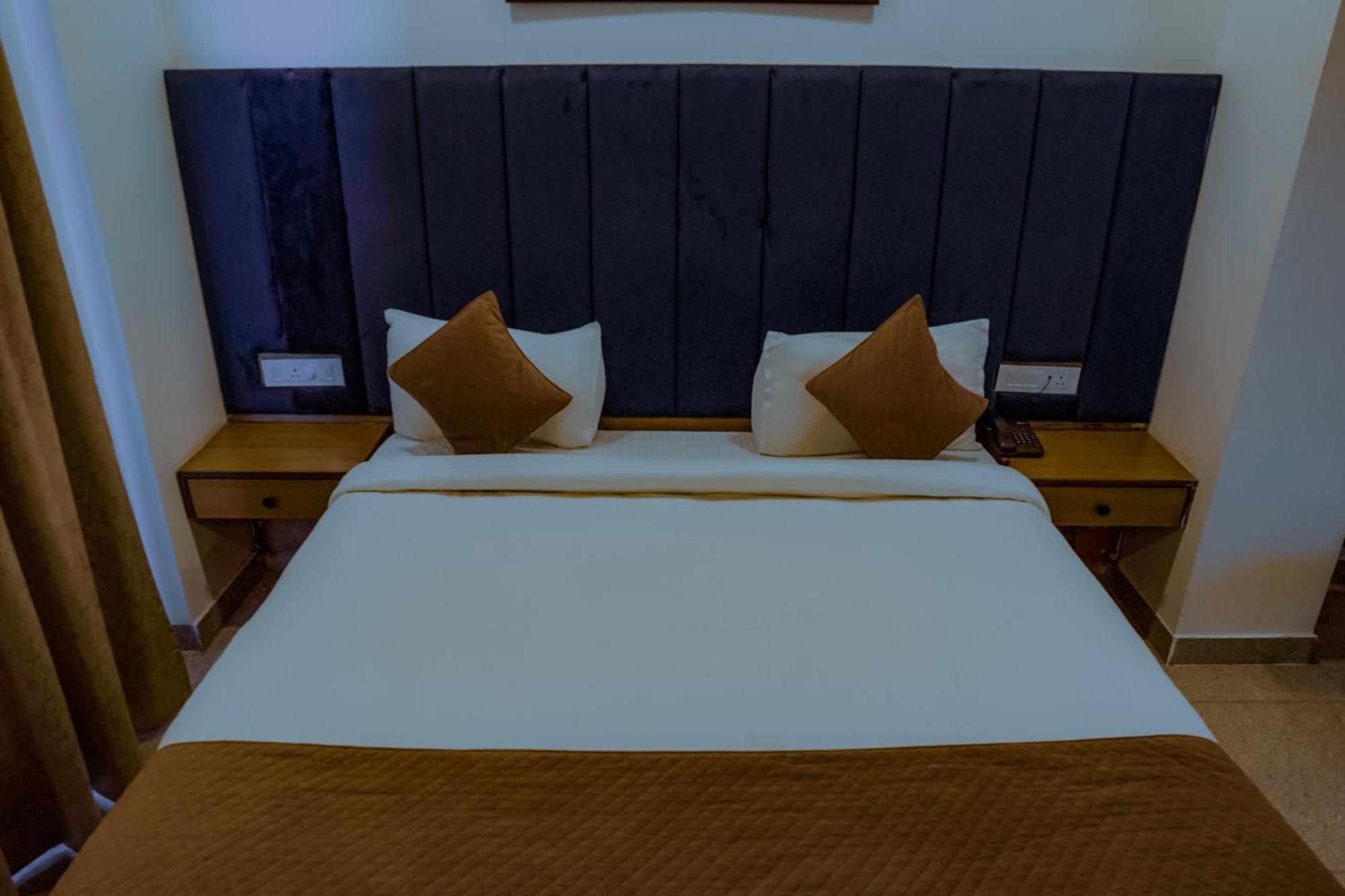Hotel Lake View Chandigarh Exterior photo